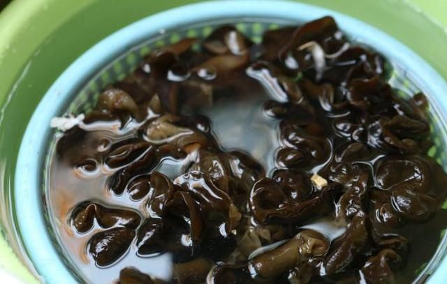  溅出|炒木耳时，容易炸锅溅出？学会这一招，轻松解决，特别实用