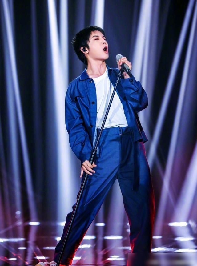  华晨|当《歌手》华晨宇打开声音时，周深的表情丰富，观众流下了眼泪