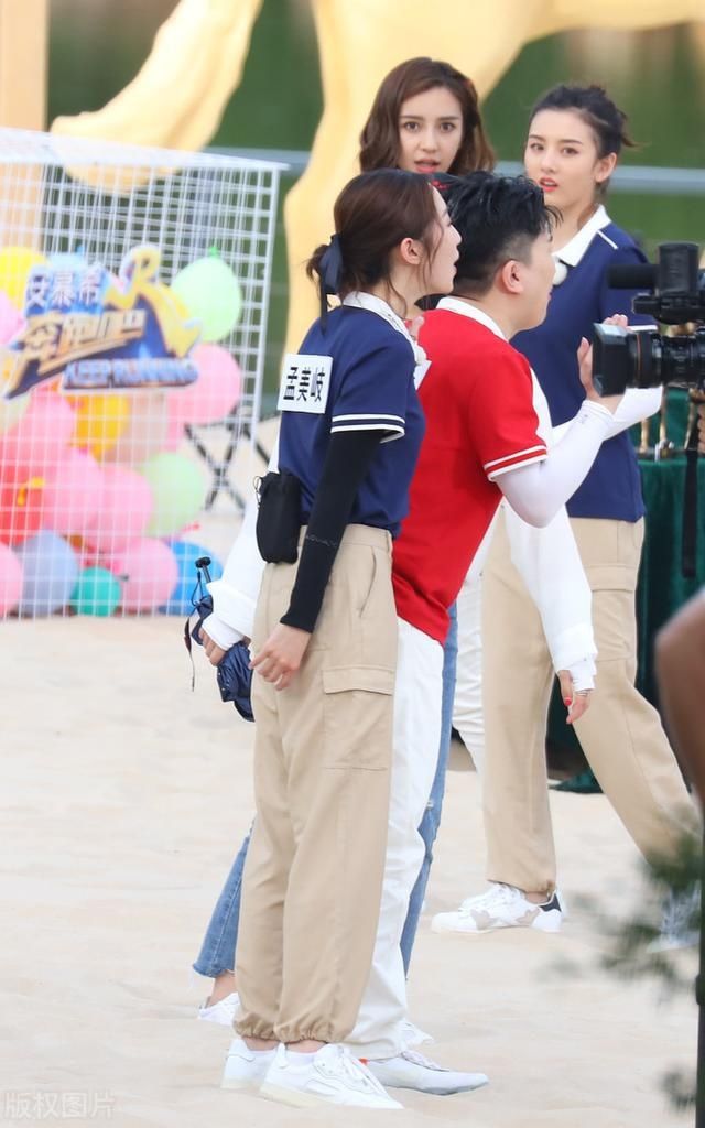  东北|跑男现身东北录制，引道路拥堵上头条，女粉丝骑老公脖子看帅哥