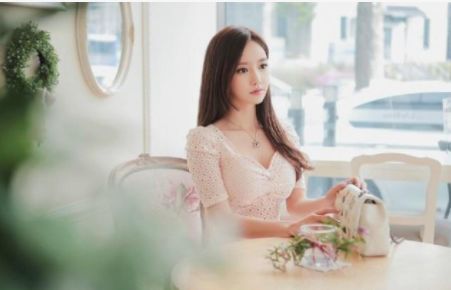  小姐姐|街拍：体态丰盈超美小姐姐，身材好到爆炸，一般人不敢这么穿