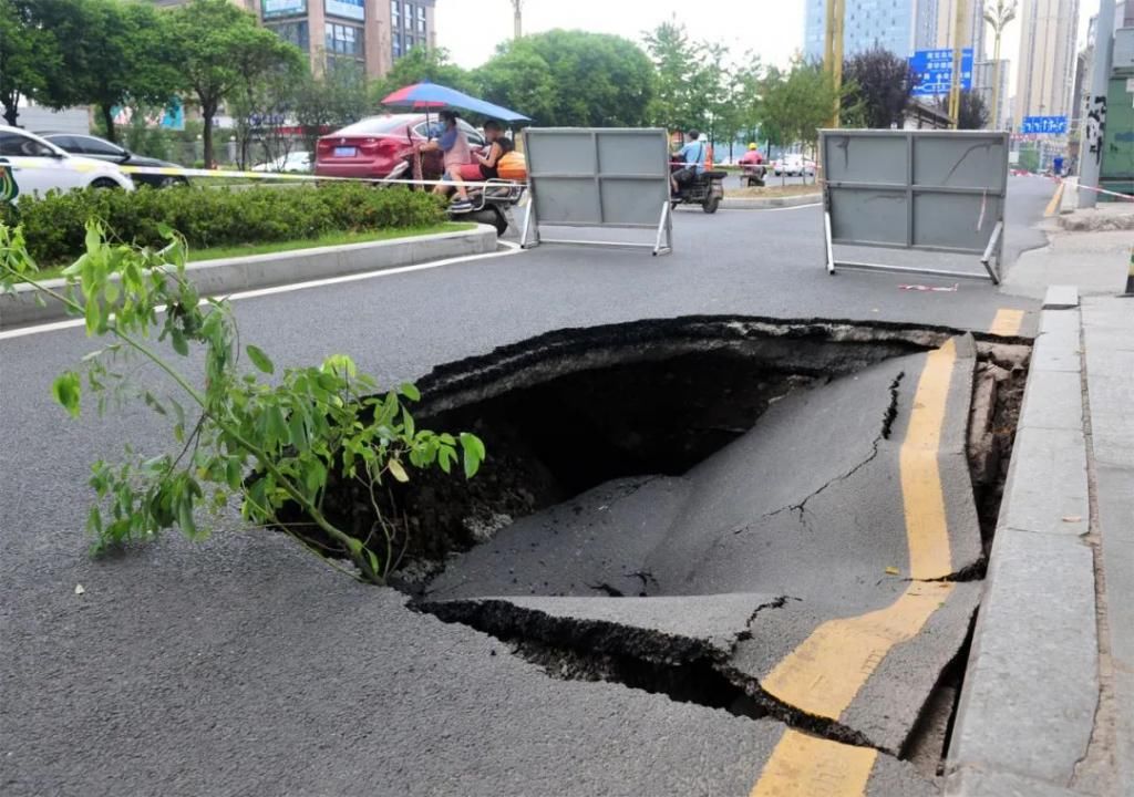  雨水管|白土坝路非机动车道发生部分塌陷，原因是地下雨水管长期渗漏导致水土流失…