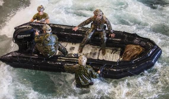  家伙|美军两栖战车沉没，8名士兵在车里淹死，20多吨的铁家伙别当船用