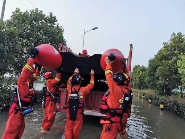 上海|上海消防救援队驰援安徽首日：公路被淹，就地放艇！持手电搜救被困群众