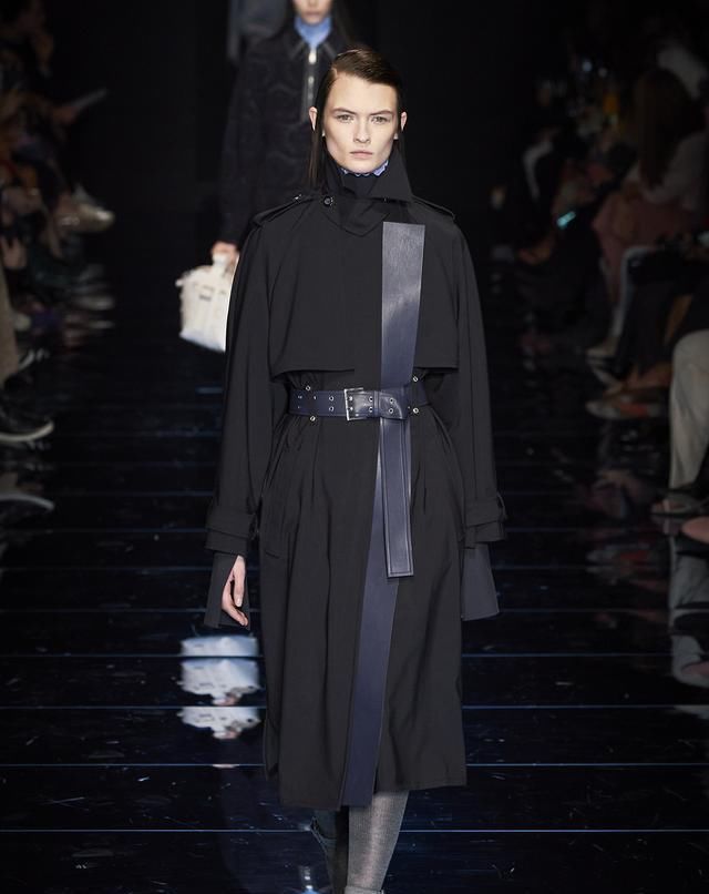  身姿|Sportmax展现女性妙曼身姿略带甜美感的剪裁与不对称美学打破刻板