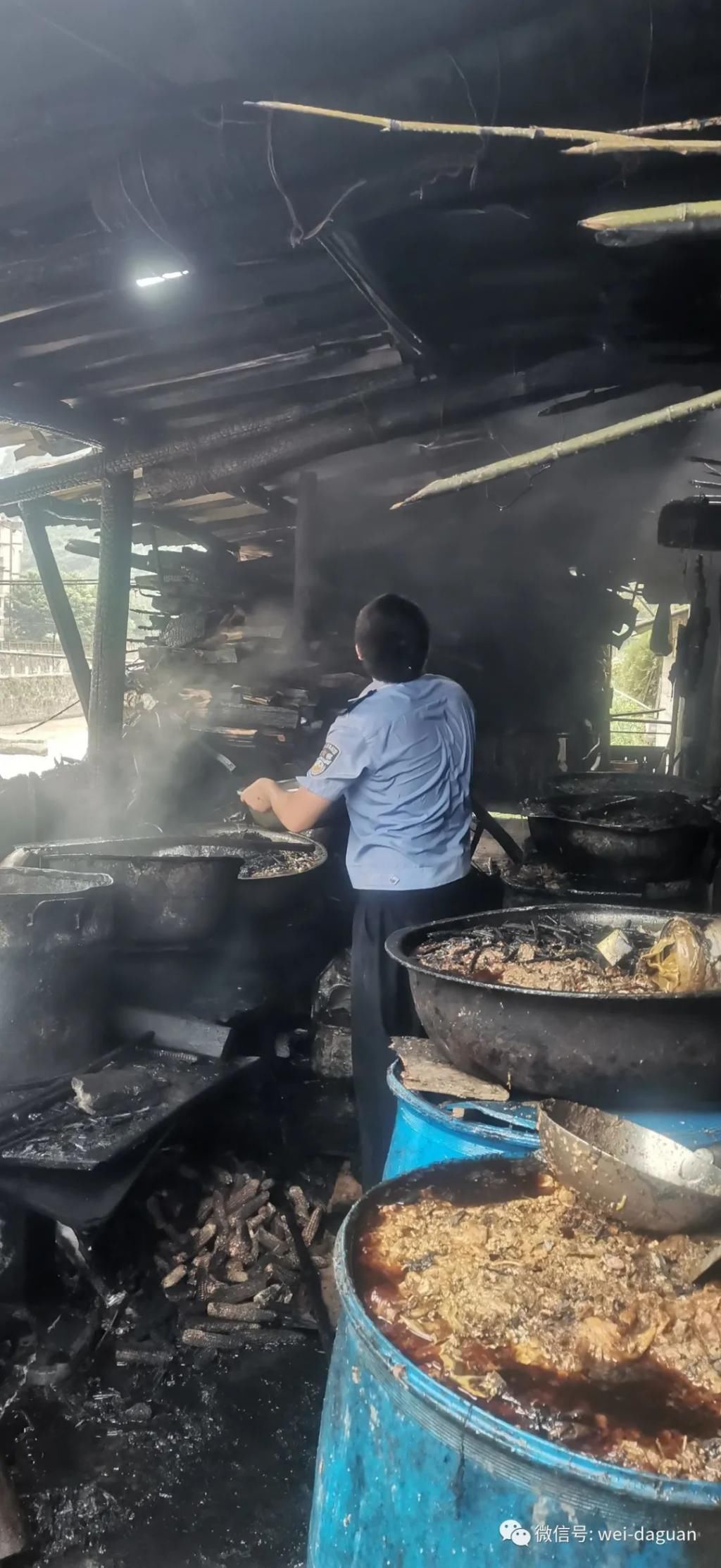  民警辅警|最美“警”色丨致敬，火灾现场中那一抹湿透了的“警服蓝”