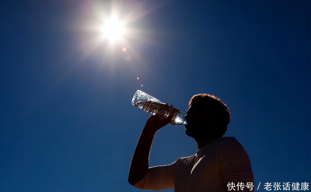 三伏天以热逼寒教你5个小妙招(三伏天“以热逼寒”的好时机，掌握4个小妙招，排出寒湿，少生病)