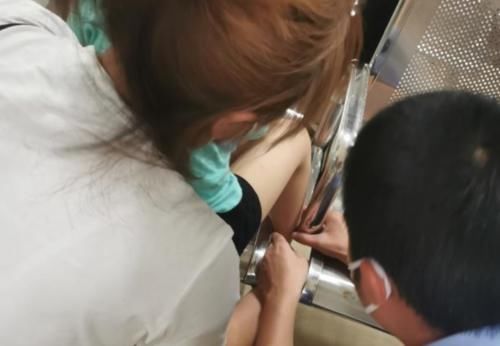  孩子|卡，卡，卡！金山一男孩就医期间，小腿不慎卡椅缝…