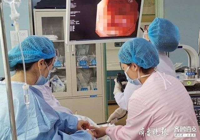 烟台山医院|小贴画也能引发大麻烦?烟台1岁半儿童误吞异物险酿大祸