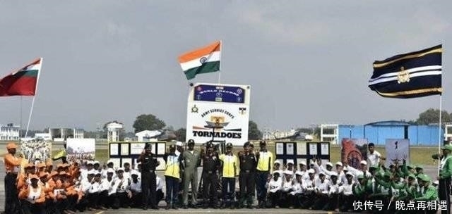 创造|印军一辆摩托车侧翻,摔下58人场面壮观!太会玩,创造了世界纪录