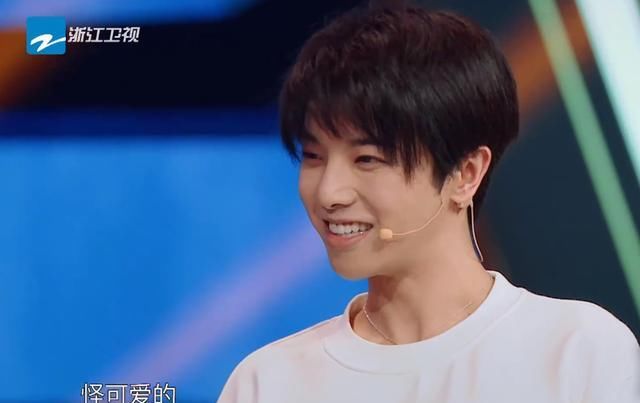  实力|沈腾扔完鞋后摔倒在地，谁注意华晨宇干了啥？实力圈粉！