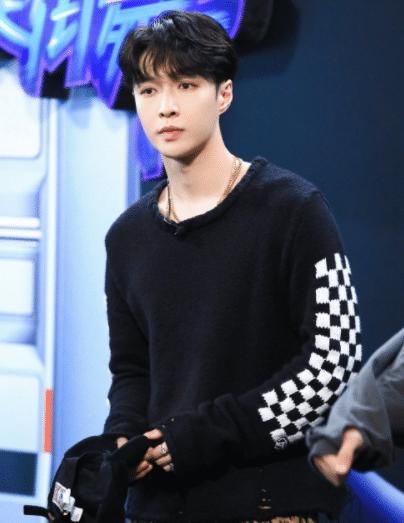  无感|粉丝开撕？张艺兴发行3个月的《莲》刷到第4，超王一博《无感》