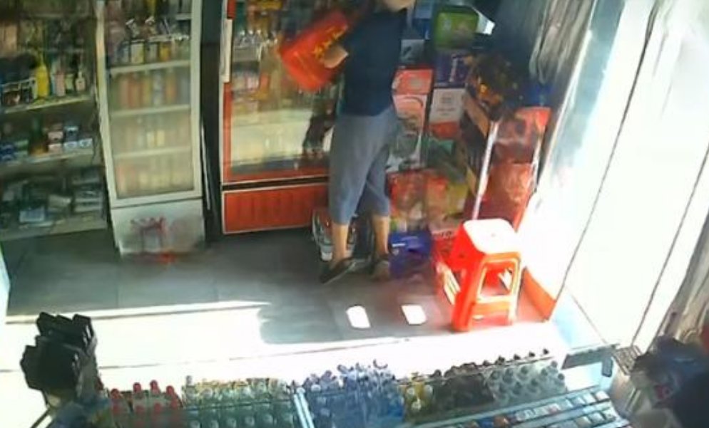 傻了眼|小卖部查出“假烟”遭罚，店家调监控一看傻了眼：同行偷放的