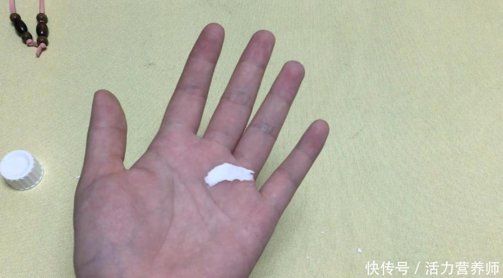 牙膏去老年斑的正确方法(刷牙的牙膏就能淡化老年斑？其实，淡化老年斑的有这2种方式)
