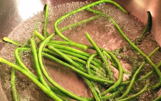 做成|豆角不炒不炖,做成面食太香了,早餐有蛋有菜营养足,适合懒人