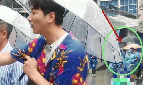  下雨|张亮李浩菲下雨打伞录节目，谁注意幕后人员咋避雨的？太辛苦了