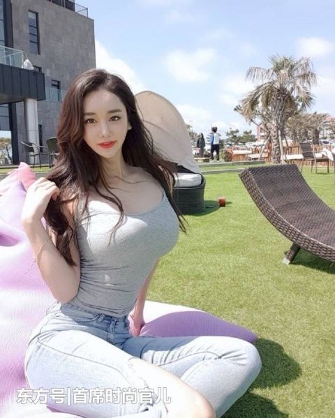 身材|美女街拍靓丽年轻的小姐姐,穿牛仔裤,展现出曲线身材