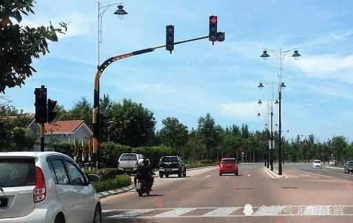  水泥|停下等红绿灯女司机被压扁！水泥车疑过重失去平衡？