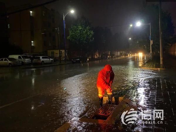 风雨|乘风破浪的逆行者 他们在风雨中防汛排险守护青岛