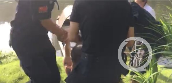  现场|紧急！一男子清晨跳湖，热心保安将他救起