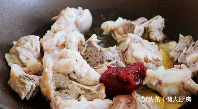 配上|想吃肉了，做了一道土豆炖排骨，配上韩式辣酱，太下饭了