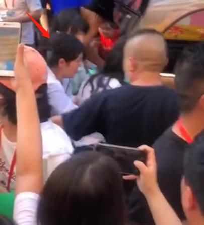  一目了然|《中餐厅4》开录，赵丽颖李浩菲齐聚菜市场，谁更受重视一目了然