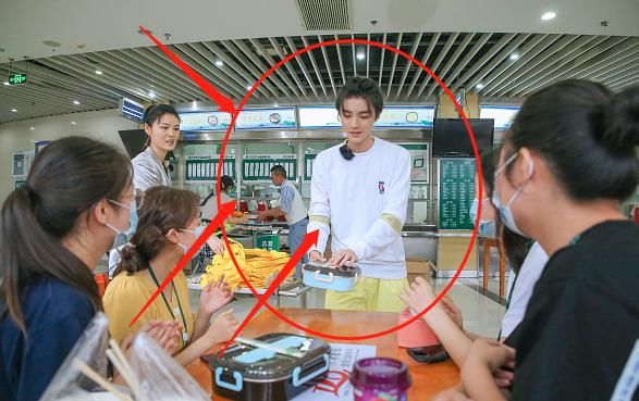 生图|《中餐厅4》路透,王俊凯被路人抓拍,生图下的身高我没看错吧?