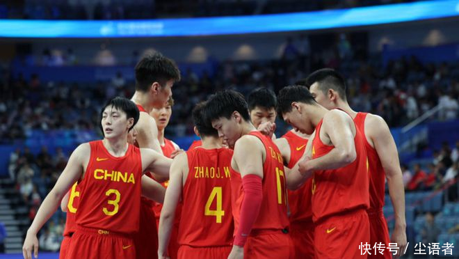 难怪会输菲律宾，网上流传一张疑似中国男篮的照片，场景说明了原因