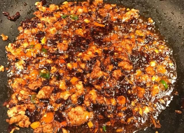 倒进锅里|做“麻婆豆腐”时别急着下锅炒,多做这一步,豆腐香嫩又入味!