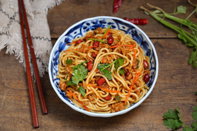 得嗦|三伏天就馋这面食,香辣劲道实在太好吃了,每次都得嗦上两大碗!