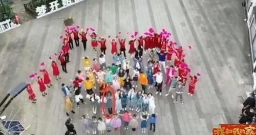  看不到|喻言上节目再度被打码，这次连人影都看不到，粉丝尬吹很漂亮