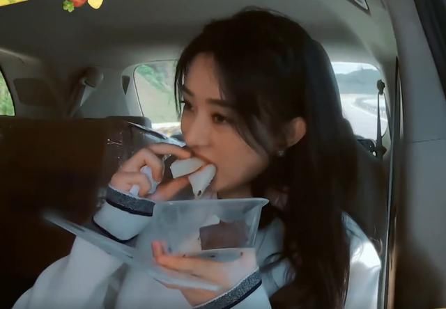  否认|赵丽颖被问是不是吃货，斩钉截铁做出否认，随后举动看呆观众