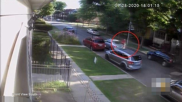  才偷吃|送餐员在顾客家附近大口偷吃餐食，被抓包后理直气壮：我饿了