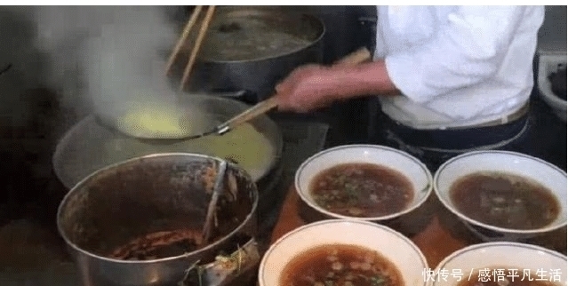 顾客|大哥卖面1碗10元仅有1口面,天天排10米长队,顾客我是冲肉来的