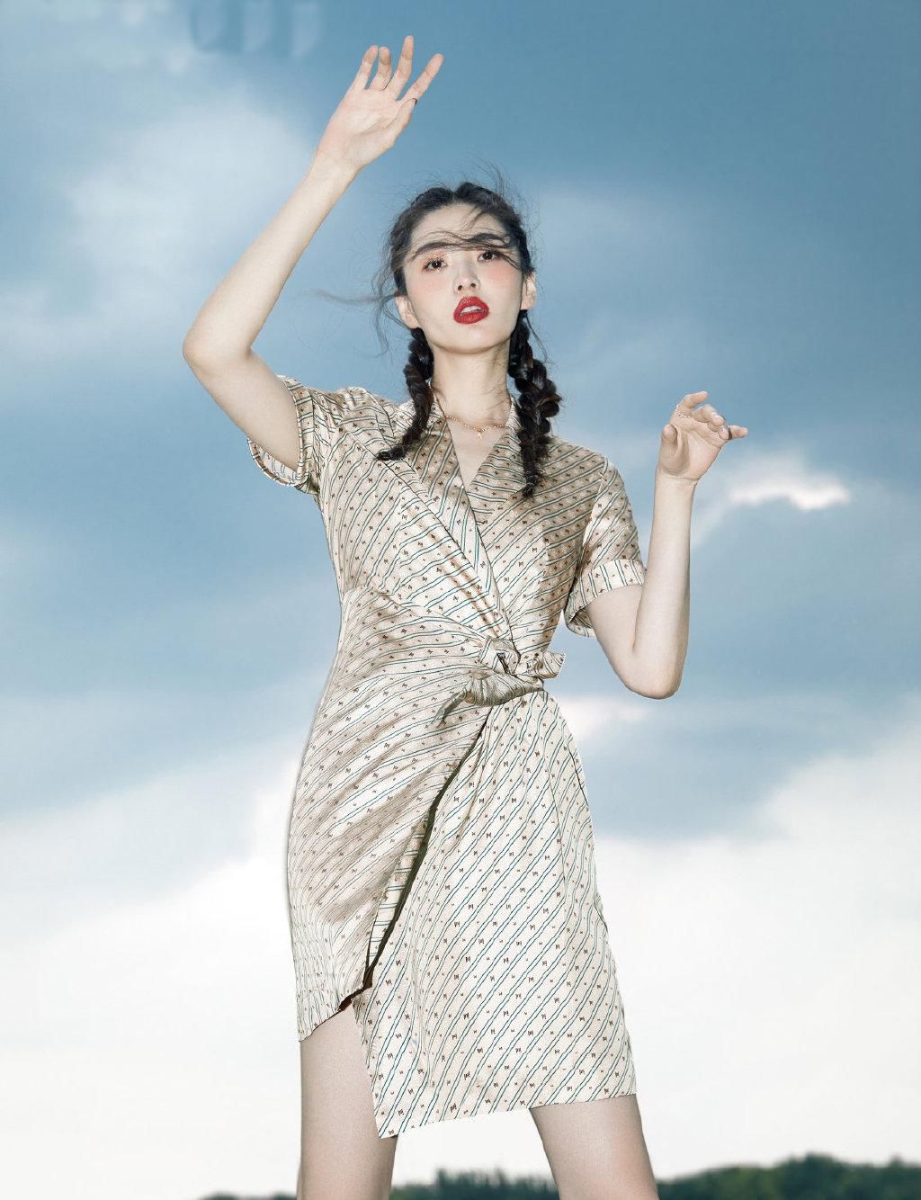 拼接|模特果然不一样，陈碧舸穿橙色拼接裙出镜，pose摆得太特别了