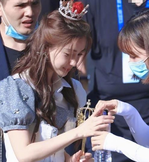  baby|蔡徐坤想牵baby的手被发现，而谁注意他的姿势？爱坤要酸哭了