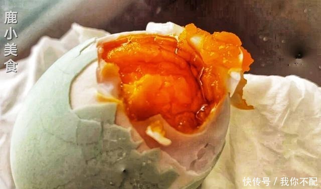 金黄|教你腌咸鸭蛋“起沙流油”技巧!多加30克它,浓香四溢蛋金黄