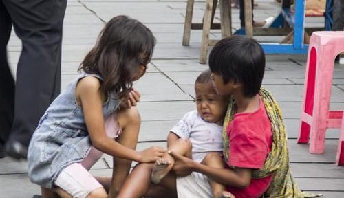 自动|3个孩子摔倒了，先扶自己娃被骂自私，妈妈的话让对方自动闭嘴