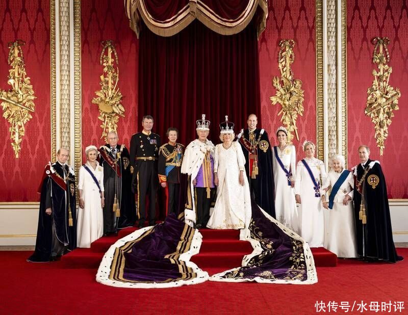 英国王室公布官方肖像，合照不见哈里王子