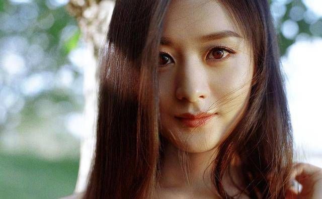  累垮|赵丽颖产子复出后首录综艺，体力不支累垮，坐在树下扶腰样子很难受