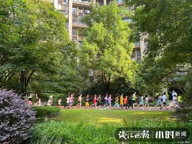  妈妈|“我们小区出名了！”杭州妈妈晒了个视频，群里炸锅：我要搬去做邻居