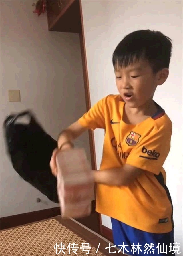 公司|爸爸公司破产,意志消沉,不料8岁儿子竟掏出十多万帮助爸爸