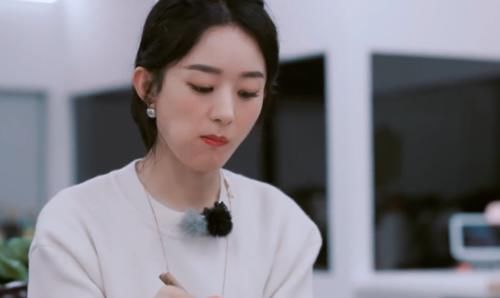  吃饭的时|中餐厅全员吃饭，黄晓明热到脱妆，看清赵丽颖的假睫毛，偶像包袱重