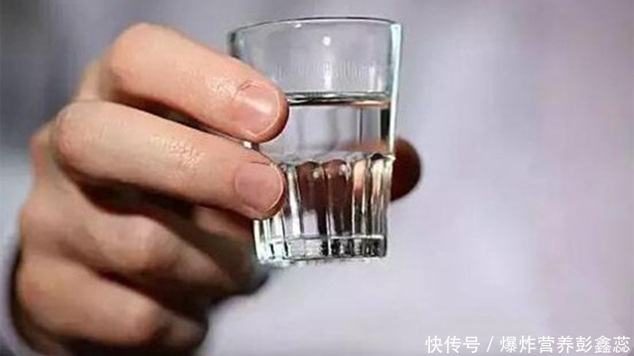 乙肝患者一个月喝一次酒有影响吗(乙肝患者一滴酒都不能沾吗？长期喝一点酒，对身体有益还是有害？)