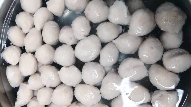 如上图所示|鱼丸在家就能做,把握以下3个环节,担保口感细腻嫩滑又Q弹!