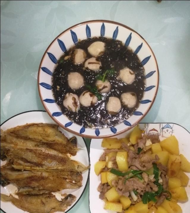  必备|一家三口的晚餐不随意，海鱼必备，肉菜汤齐，营养美味光盘不浪费