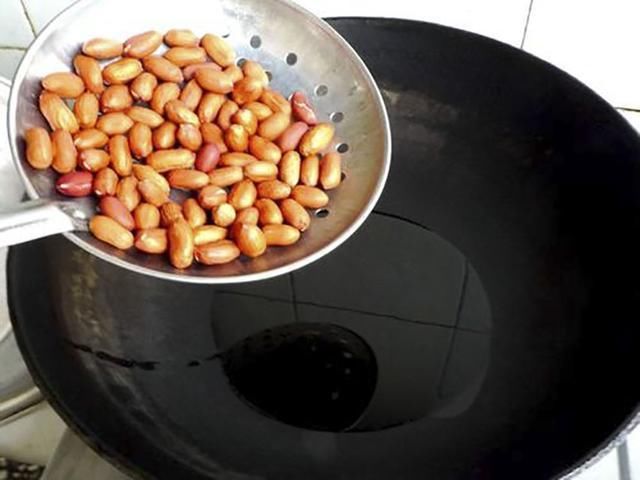  详细|厨师长教你：“温油烹花生米”，做法技巧详细讲解，香酥又好吃
