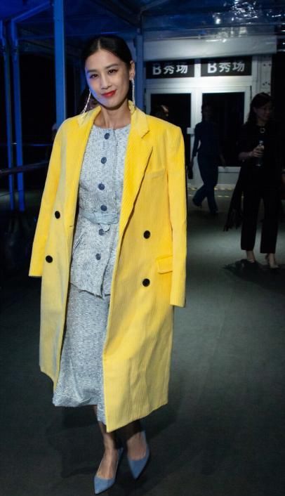 看上去|黄圣依人到中年没老感，穿甜美系的连衣裙，气场依旧很“贵妇”