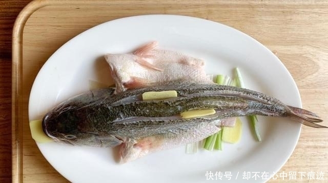  大厨|蒸鱼怎样不腥还嫩滑？放盐时机有争议，大厨分享的做法，真好用