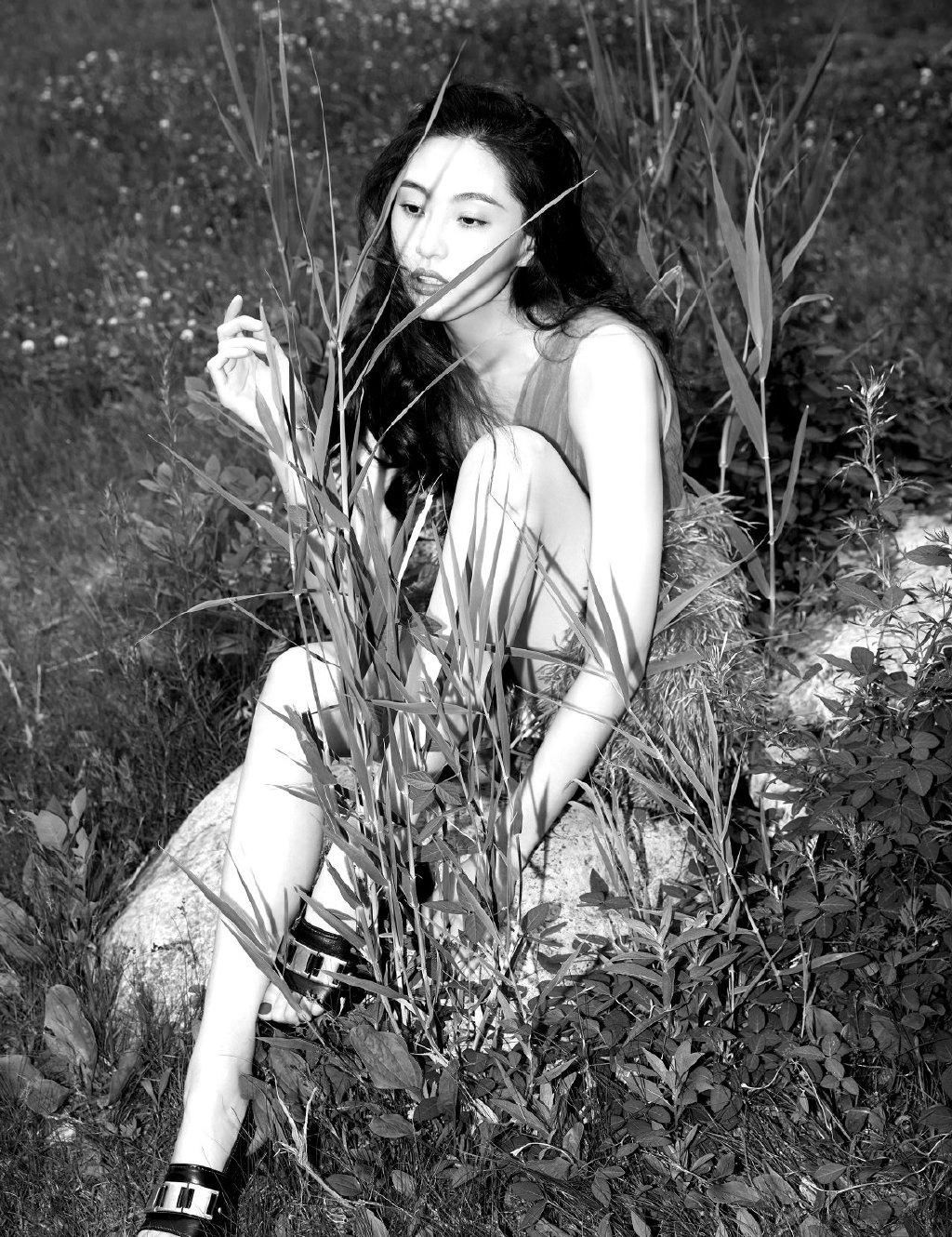 拼接|模特果然不一样，陈碧舸穿橙色拼接裙出镜，pose摆得太特别了