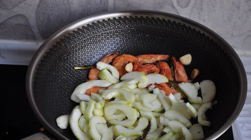  讨喜|最多十分钟上桌的讨喜菜，一种海鲜一种蔬菜同炖，吃一回想下回